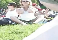 Wilde erotische Show mit einer Art mollige schönheiten nackt Puppe