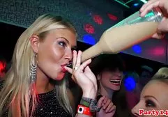 Schöne nackte frauen geile titten Frau mit großen Titten schwingt einen Dildo mit einem Telefon in der Hand