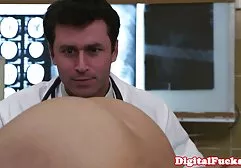 Die Vagina einer schönen reifen Dame wird dicke fette nackte frauen nach dem Striptease mit einem Dildo gefickt