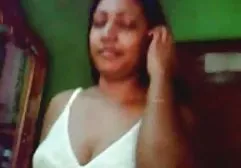 Parya nackte mollige girls shampoonierte sinnlich ein Mädchen mit schönen Brüsten auf der Couch