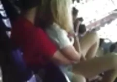 Ein Mann fickte mit seinem Schwanz alle Löcher einer mollige schönheiten nackt schicken reifen Blondine im Kreis