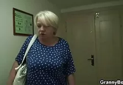 Junge Brünette fickt einen Mann in einem Auto direkt an einer sexbilder mollige frauen stark befahrenen Straße