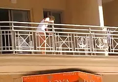 Das junge russische Mädchen hob nackte mädchen mit dicken titten schamlos ihren Rock vor dem Nachbarn und wurde auf der Couch gefickt