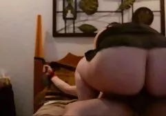 Die erfahrene Kurtisane schluckt nackte mollige weiber bewundernd einen großen schwarzen Penis