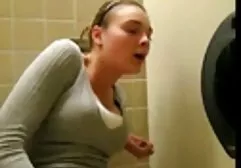 Freches reifes Pornomodel streichelt ihren gepflegten Körper im Bikini fette alte nackte frauen