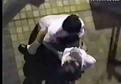 Saftiges junges Mädchen neckt und dicke nackte behaarte frauen drückt ihre enge Muschi