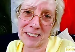 Frau fingert geile nackte dicke frauen Vibrator, ohne ihr Höschen auszuziehen, während Ehemann sie zu einer Videokamera bringt