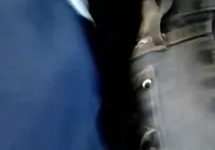 Schamlose Schlampe mit offenen Titten pisst alte fette frauen nackt auf die Straße