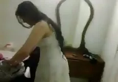 Ein junges nackte mollige frauen molliges Mädchen wird in den schwarzen Phallus des Esels getrieben