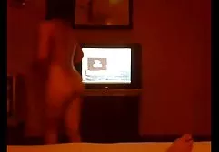 Pornostar steht zurück zum Eingang des dicke girls nackt Bades