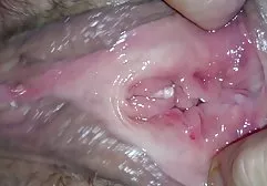 Schöne Fotze eines sexy jungen Pornomodells spritzt aus einem Dildo in fette mädchen nackt die Küche