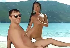 Die heiße Latina Sativa mollige nackte damen Rose öffnet ihren Arsch für tiefen Analsex