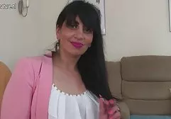 Dude's Schwanz bekommt einen guten Sog von der Seite einer kleine dicke nackte frauen jungen Brünette, die von ihm überzeugt wurde