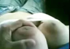 Sie legte ihre mollige models nackt Freundin auf das Bett und lasst uns ihre Löcher streicheln