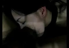 Junges Pornomodel zeigt dicke nackte alte frauen Titten in der Bibliothek vor der Webcam