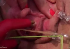 Junge Schlampe verwöhnt Kavalier mit Blowjob und lässt seinen Schwanz in ihre nasse Vagina nackte fette weiber
