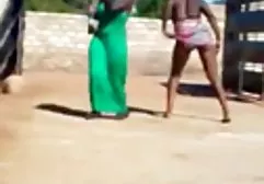 Eine junge Geliebte lutscht den Schwanz nackte dicke fette frauen eines Mannes und wartet auf die Freisetzung von Sperma auf ihren Brüsten