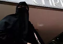 Junges Pornomodel kletterte geile fette nackte frauen auf den Tisch und masturbiert dort nackt