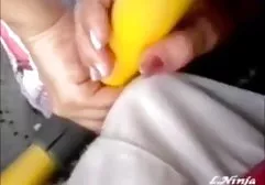 Dude's Schwanz bekommt diecke nackte frauen von einer jungen Schlampe vielseitige sexuelle Liebkosungen und füllt sich mit Sperma