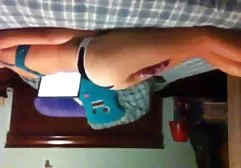Arsch der jungen Schlampe bekommt Vibrator, während Finger gekonnt dicke schwarze nackte frauen Vagina ficken