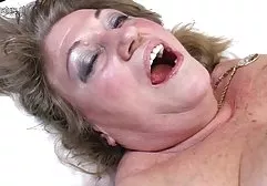 Die Muschi eines jungen Pornomodels wird in einem fette mädchen nackt Sessel schön masturbiert