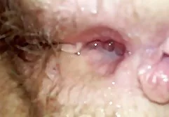 Attraktive Schönheit trampelt den Lötkolben eines extrem dicke nackte frauen Mannes zu Pferd