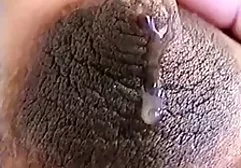 Schöne Latina mit rasierter Muschi hat nackte dralle frauen geilen Sex in der Öffentlichkeit auf einer Party