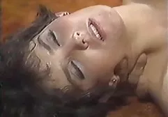 Die junge japanische Muschi bekommt zum Nachtisch einen Strahl dicke schwarze nackt Duschwasser und einen Vibrator