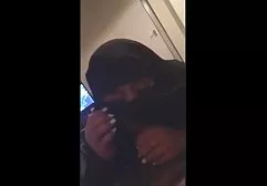 Typ eines Kerls genießt einen geilen Blowjob dicke nackte behaarte frauen eines jungen Mädchens und behandelt ihren Mund mit seinem Sperma