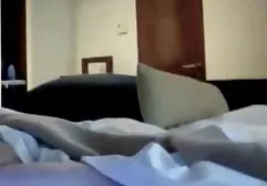 Eine reife Frau lässt sich von einem jungen Liebhaber auf vielfältige frauen mit dicken titten nackt Weise im Bett ficken