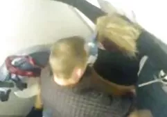 Eine große titten nackt junge Geliebte zeigt auf der Kamera ihr Geschlecht, das im Bad wäscht
